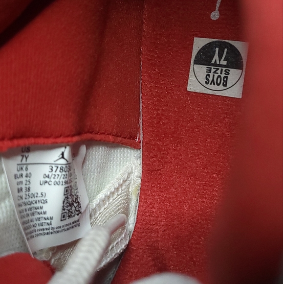 Jordan 11 - Cherry - Size 7y / 8.5w - Picture 6 of 6